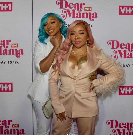 Zonnique taking a picture along with her mother Tameka Harris.